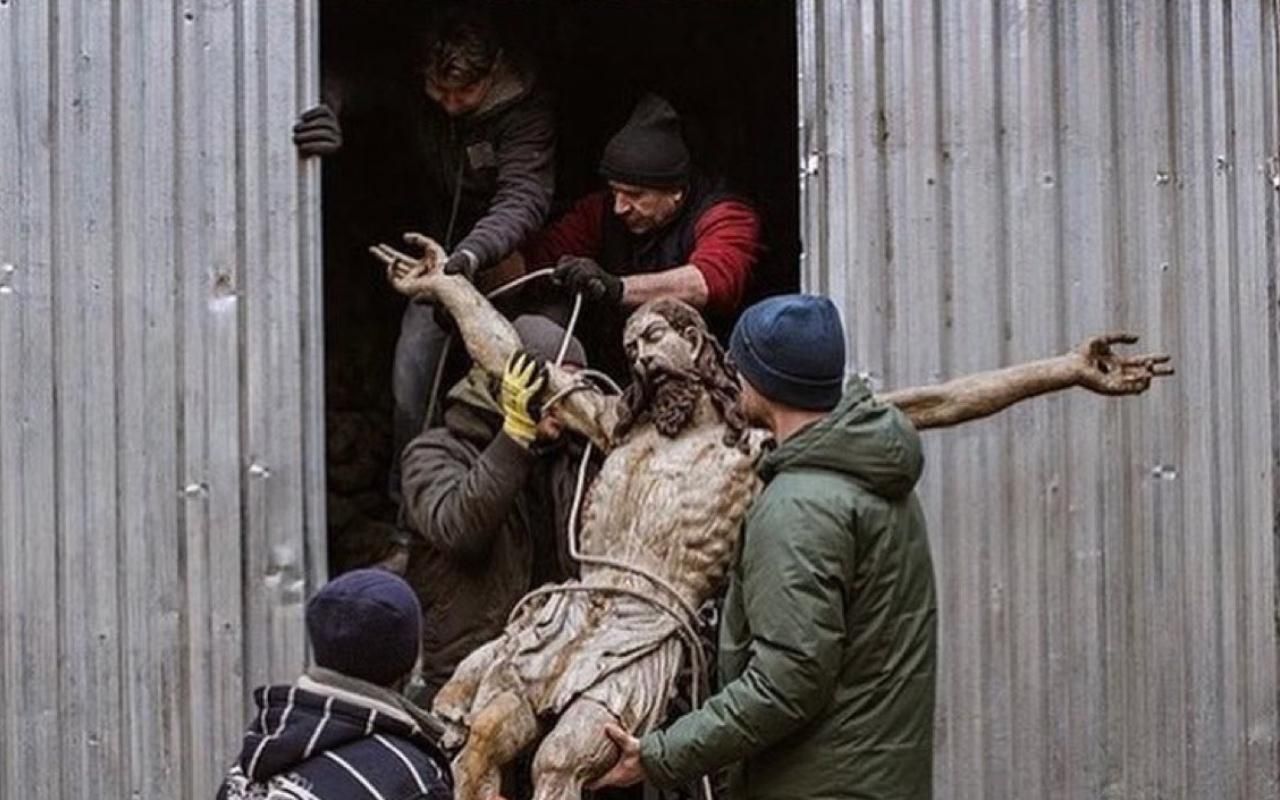 Как во время Второй мировой войны: статую Иисуса Христа вывезли из Армянского собора во Львове - Львов