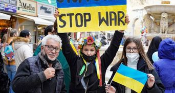 Синьо-жовті прапори і натовп людей: на острові Крит показали підтримку Україні