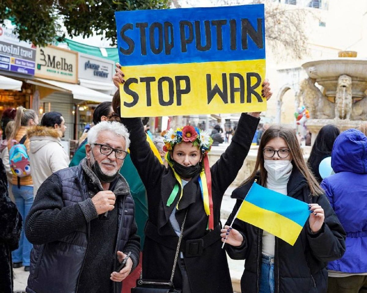 Сине-желтые флаги и толпа людей: на острове Крит показали поддержку Украине - 24 Канал Сине-желтые флаги и толпа людей: на острове Крит показали поддержку Украине - 24 Канал