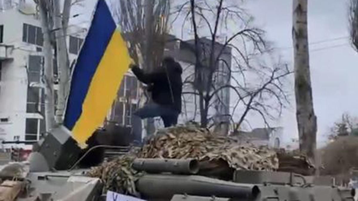 Что угодно, но не победа России: ОП об украинцах на захваченном танке врага в Херсоне - 24 Канал Что угодно, но не победа России: ОП об украинцах на захваченном танке врага в Херсоне - 24 Канал