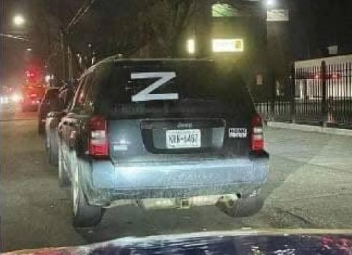 У Нью-Йорку росіянин надумав наклеїти на машину свастику Z: авто раптово "зламалося" - 24 Канал У Нью-Йорку росіянин надумав наклеїти на машину свастику Z: авто раптово "зламалося" - 24 Канал