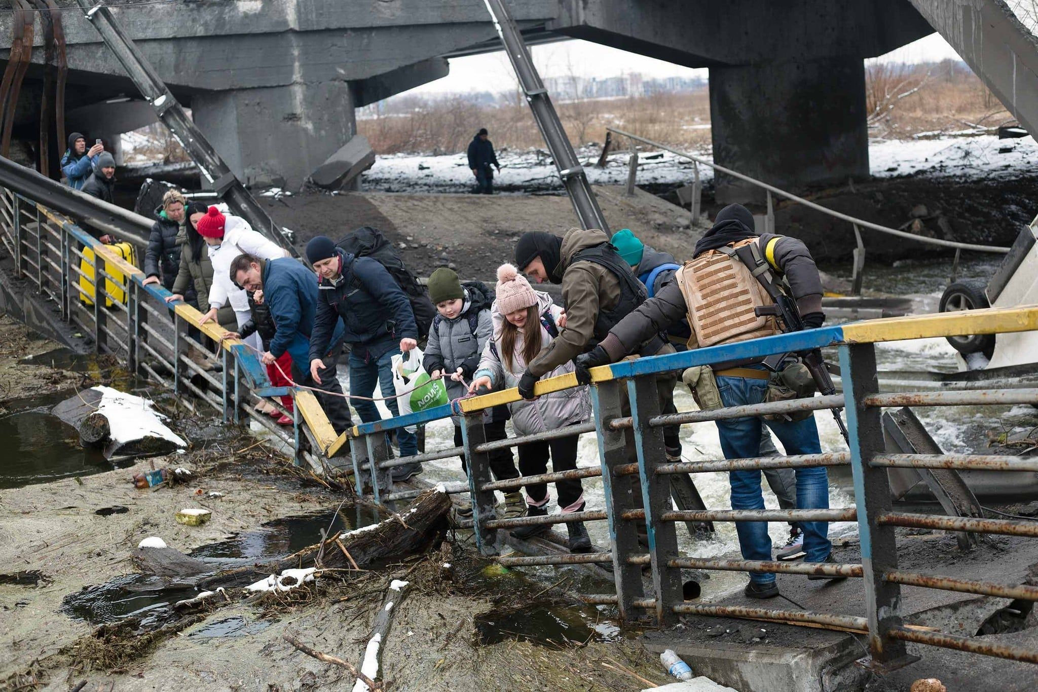 Під час евакуації з Ірпеня війська Росія стріляла по цивільних: є загиблі - 24 Канал
