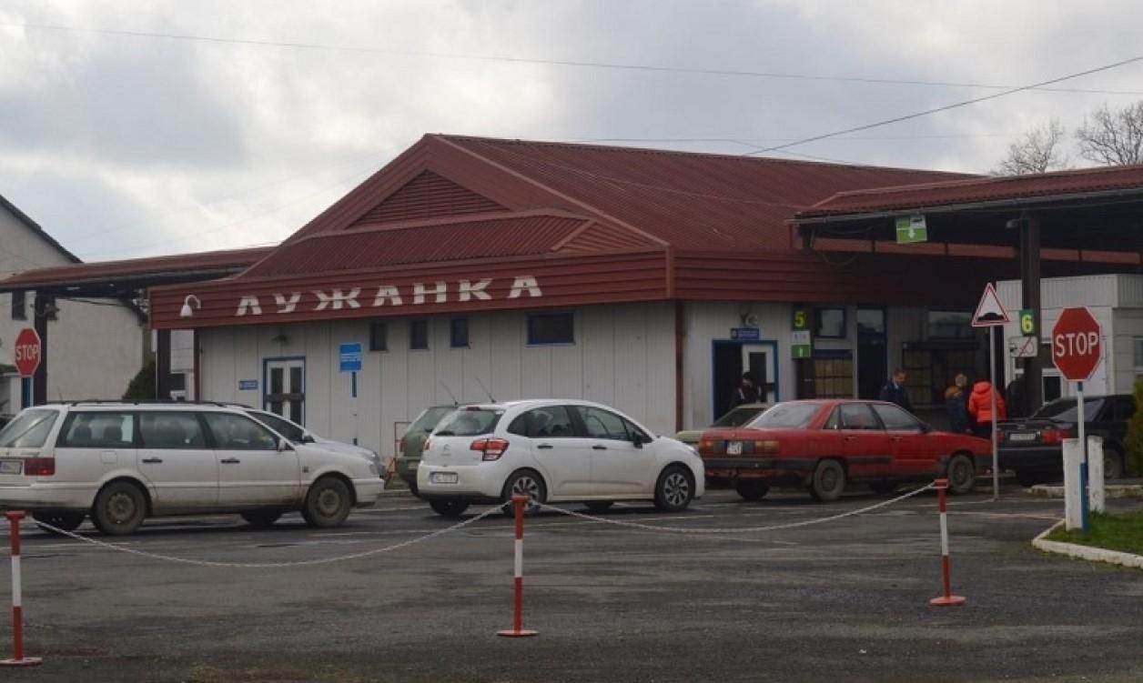 Love is: жінка намагалася вивезти 50-річного чоловіка за кордон у багажнику авто – відео - 24 Канал Love is: жінка намагалася вивезти 50-річного чоловіка за кордон у багажнику авто – відео - 24 Канал