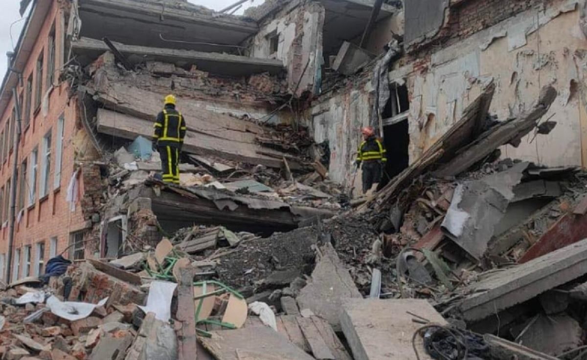 Рятувальники розбирають конструкції зруйнованої школи у Чернігові: шукають тіла людей - 24 Канал