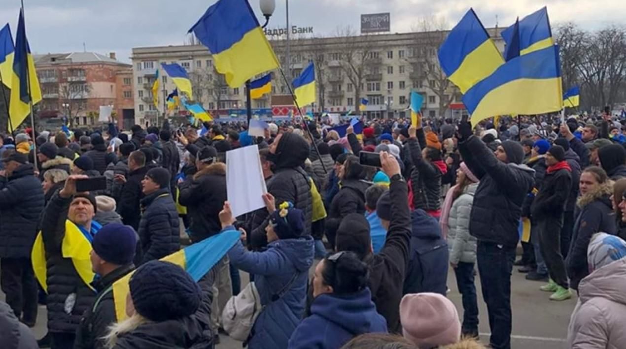 В оккупированной Новой Каховке тысячи людей вышли на митинг за Украину: впечатляющее видео - 24 Канал