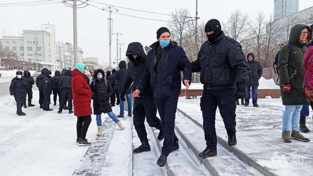 У Росії жорстко затримують людей, які вийшли на мітинги проти війни з Україною - 24 Канал