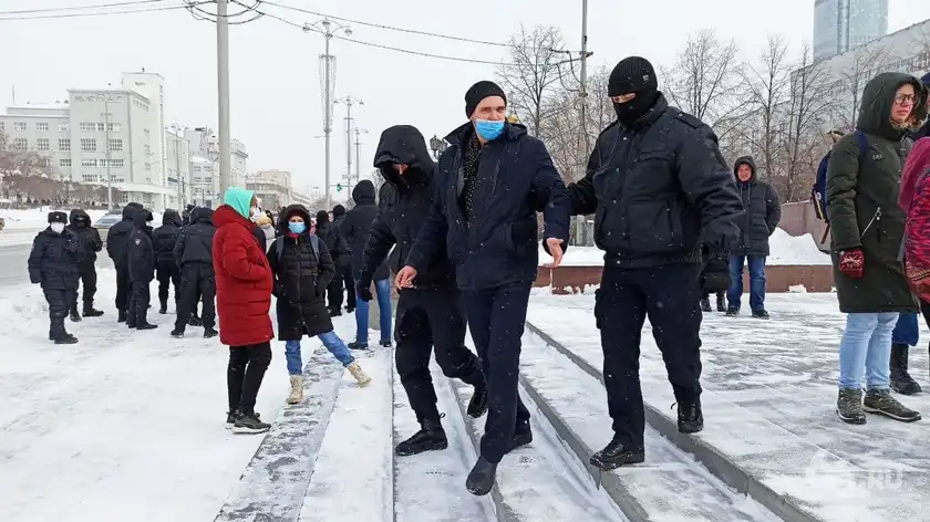 В России жестко задерживают людей, вышедших на митинги против войны с Украиной - 24 Канал