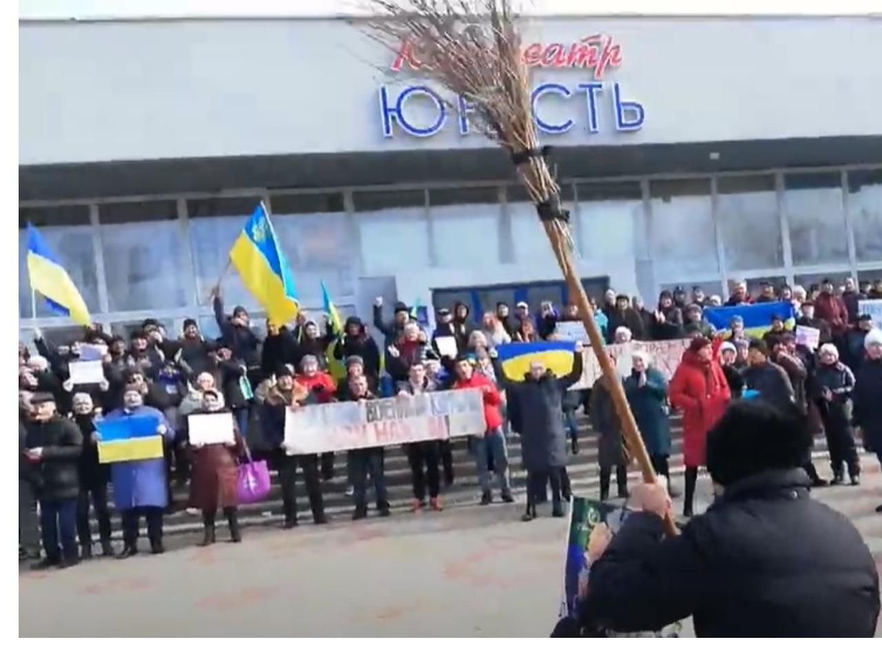 Новокаховська бабуся з мітлою і прапором жене геть окупантів: відео - 24 Канал