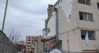 Під Києвом танки російських окупантів стріляли по житлових будинках та школі