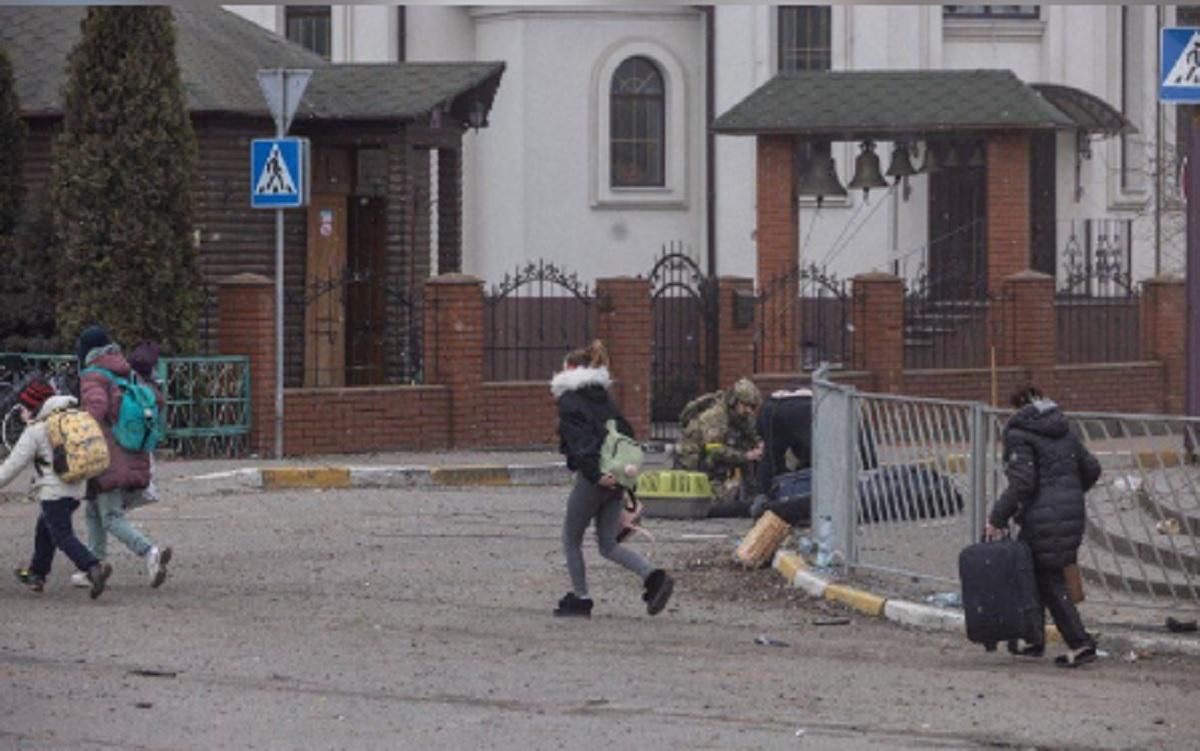 Росіяни обстрілюють мирних жителів, які намагаються евакуюватися з Ірпеня - 24 Канал