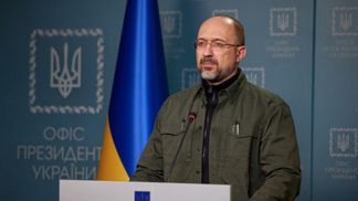 Тепер час забезпечити їх роботою, – Шмигаль закликав регіони в тилу допомагати переселенцям