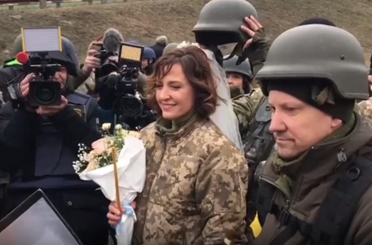 Пара из теробороны Киева поженилась возле блокпоста: волшебное видео - 24 Канал