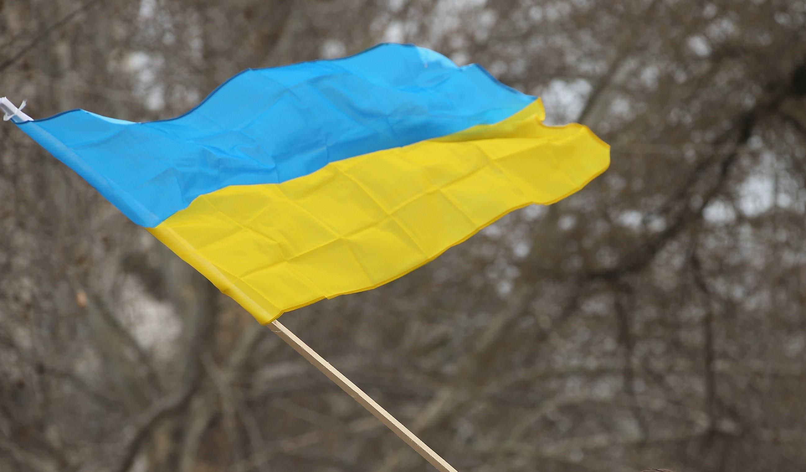 Жителі Старобільська зняли ганчірку бойовиків та замінили її прапором України - 24 Канал Жителі Старобільська зняли ганчірку бойовиків та замінили її прапором України - 24 Канал