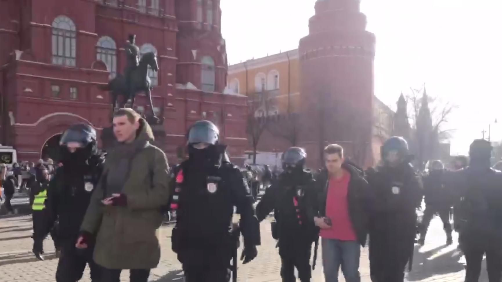 В Москве массово задерживают людей, собравшихся на митинги в поддержку Украины: видео