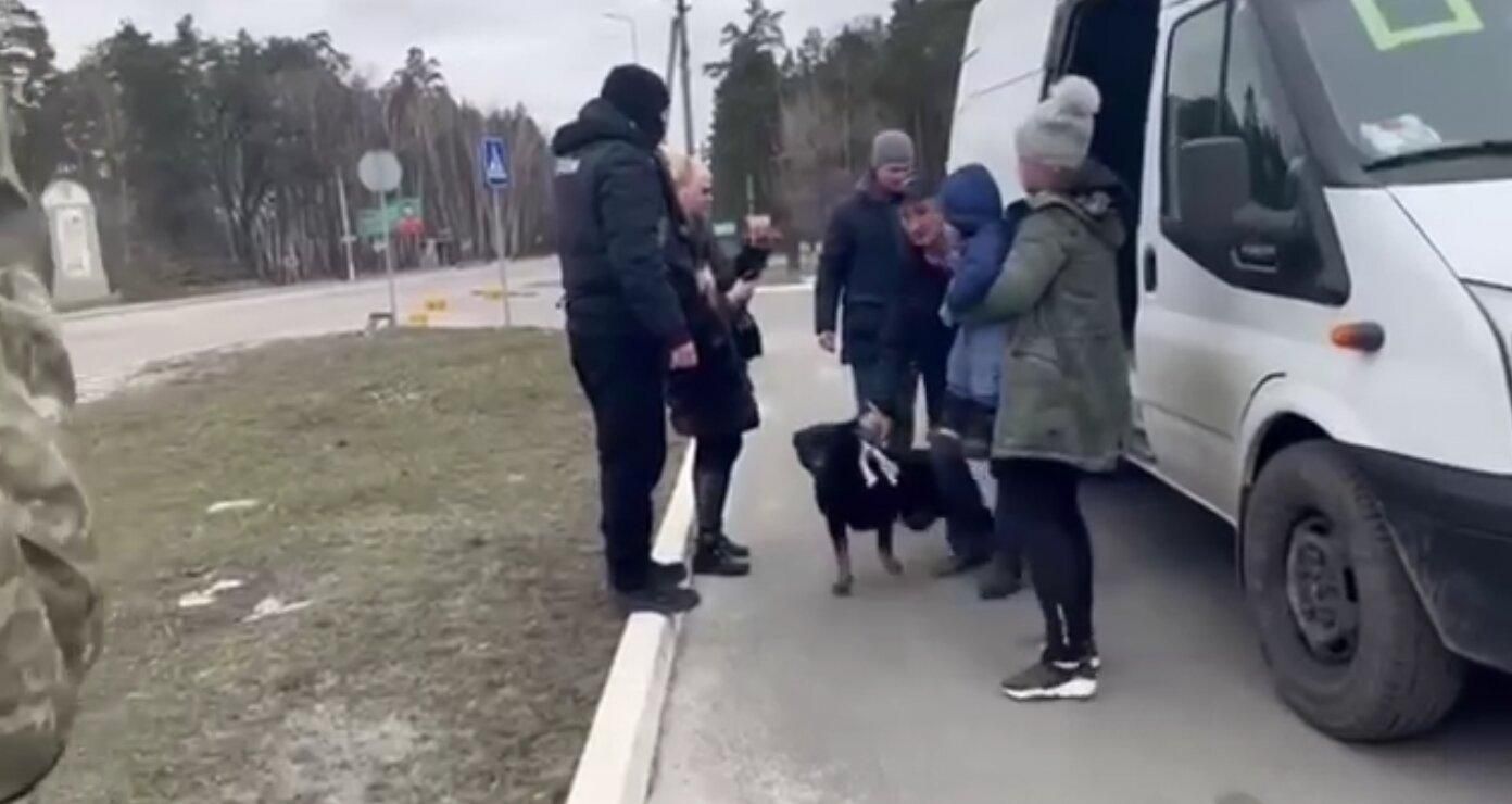 В Вышгородском районе полицейские продолжают эвакуацию людей В Вышгородском районе полицейские продолжают эвакуацию людей
