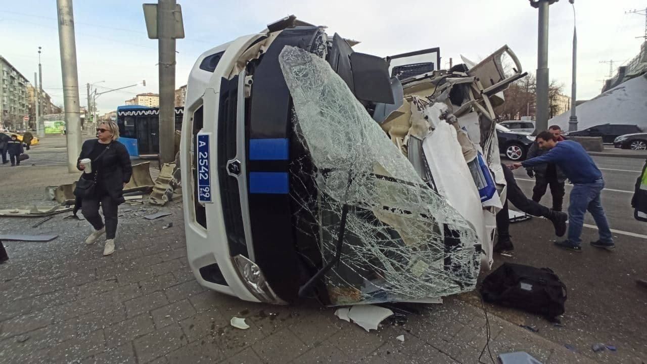 У Москві автозак, який віз затриманих антивоєнних мітингувальників, потрапив в аварію - 6 марта 2022 - 24 Канал У Москві автозак, який віз затриманих антивоєнних мітингувальників, потрапив в аварію - 6 марта 2022 - 24 Канал