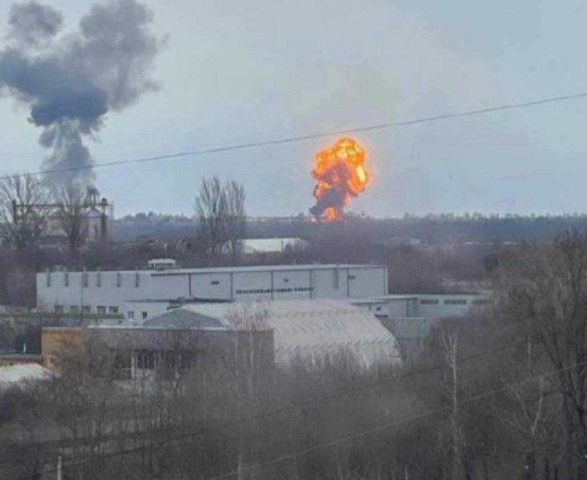 Вісім ворожих ракет – по Вінниці: жахливі відео авіаудару по аеропорту - 24 Канал Вісім ворожих ракет – по Вінниці: жахливі відео авіаудару по аеропорту - 24 Канал