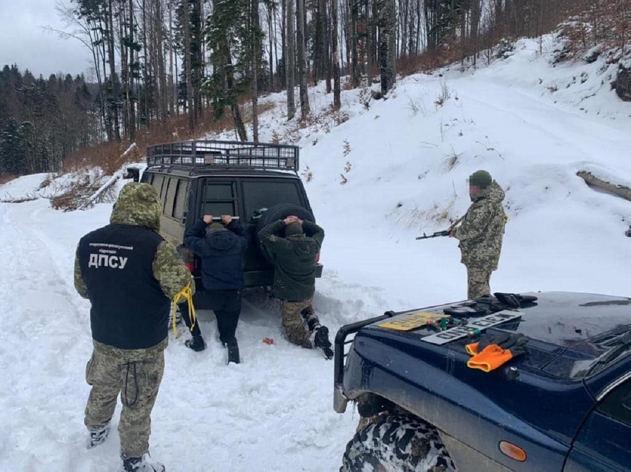 Тютюнові контрабандисти допомагають ухилянтам від армії перейти кордон - 24 Канал