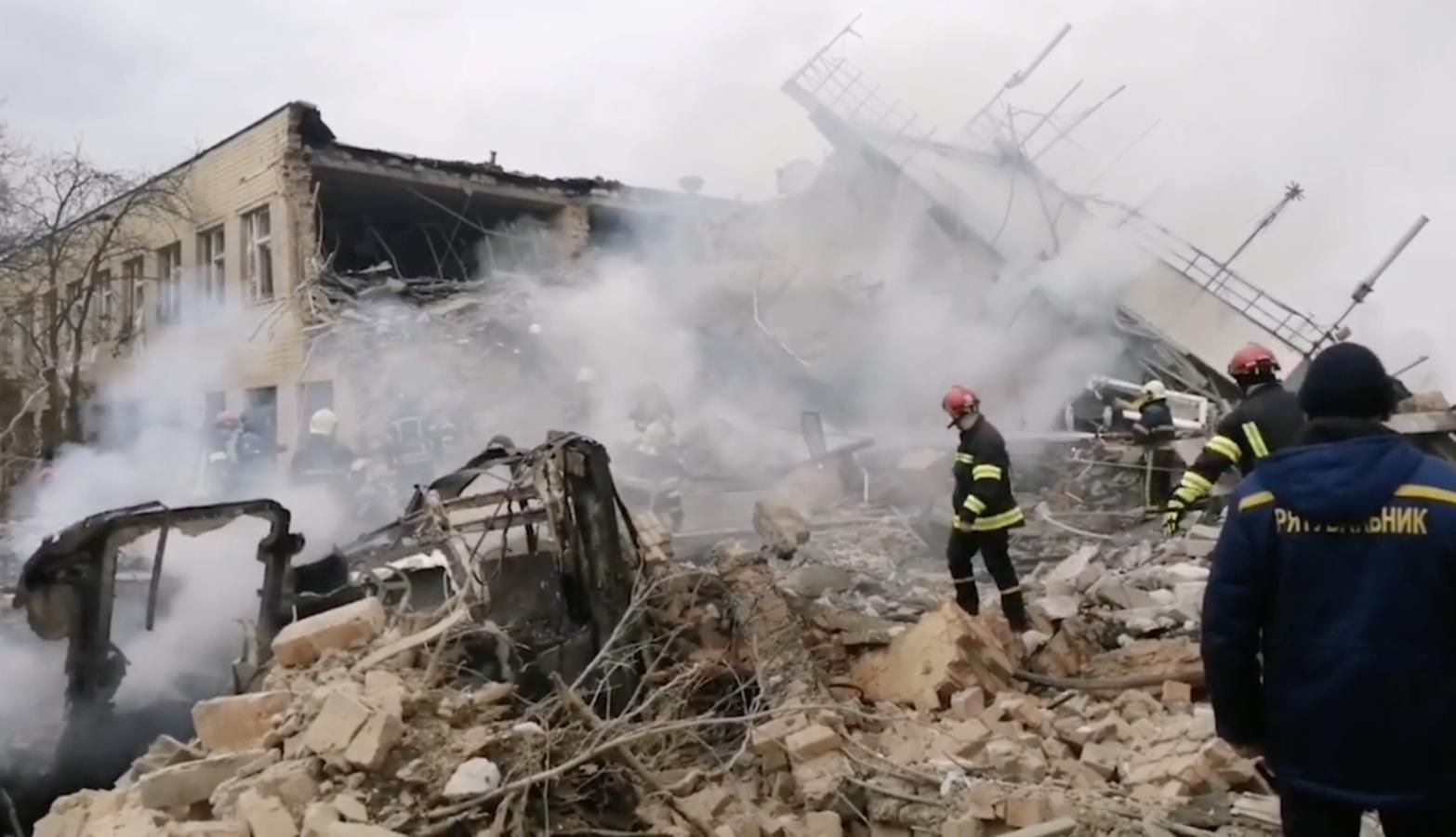 Рятувальники розбирають завали Вінницького аеропорту: жахливі кадри руйнувань - 24 Канал
