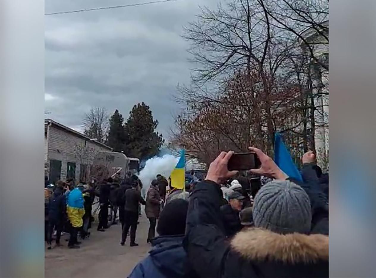 Російські окупанти відкрили вогонь по мирних жителях у Новій Каховці - 24 Канал