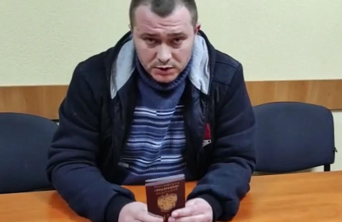Росіянин, який 15 років служив у МВС, порвав паспорт РФ і хоче захищати Україну – відео - 24 Канал