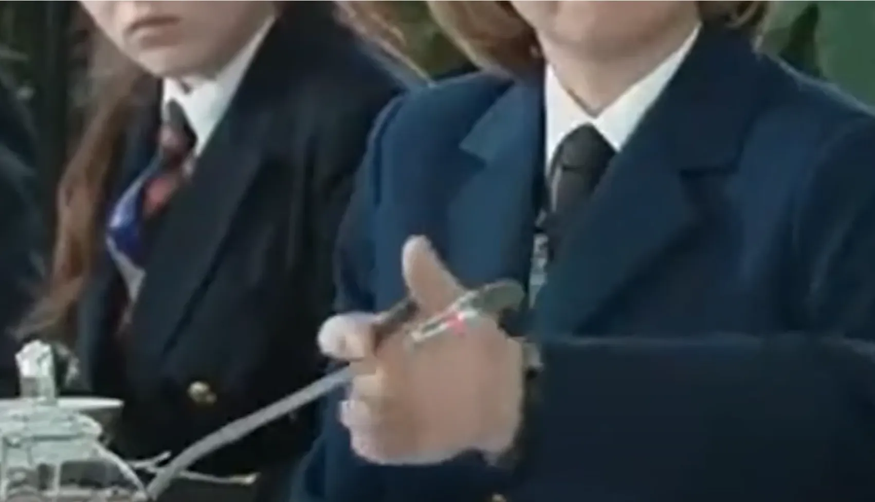 Рука Путіна пройшла крізь мікрофон / Скриншот з відео