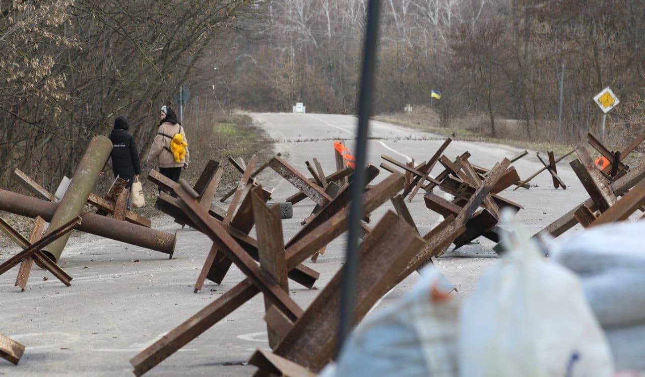 Укрзалізниця щодня виготовляє близько тисячі протитанкових їжаків: "віддають у хороші руки" - 24 Канал Укрзалізниця щодня виготовляє близько тисячі протитанкових їжаків: "віддають у хороші руки" - 24 Канал