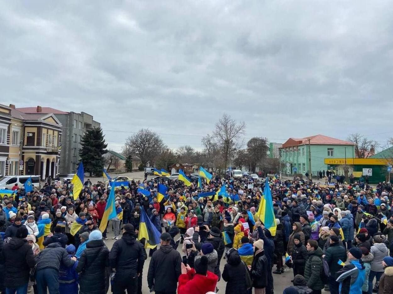 Россияне – домой: в Геническе устроили большой митинг