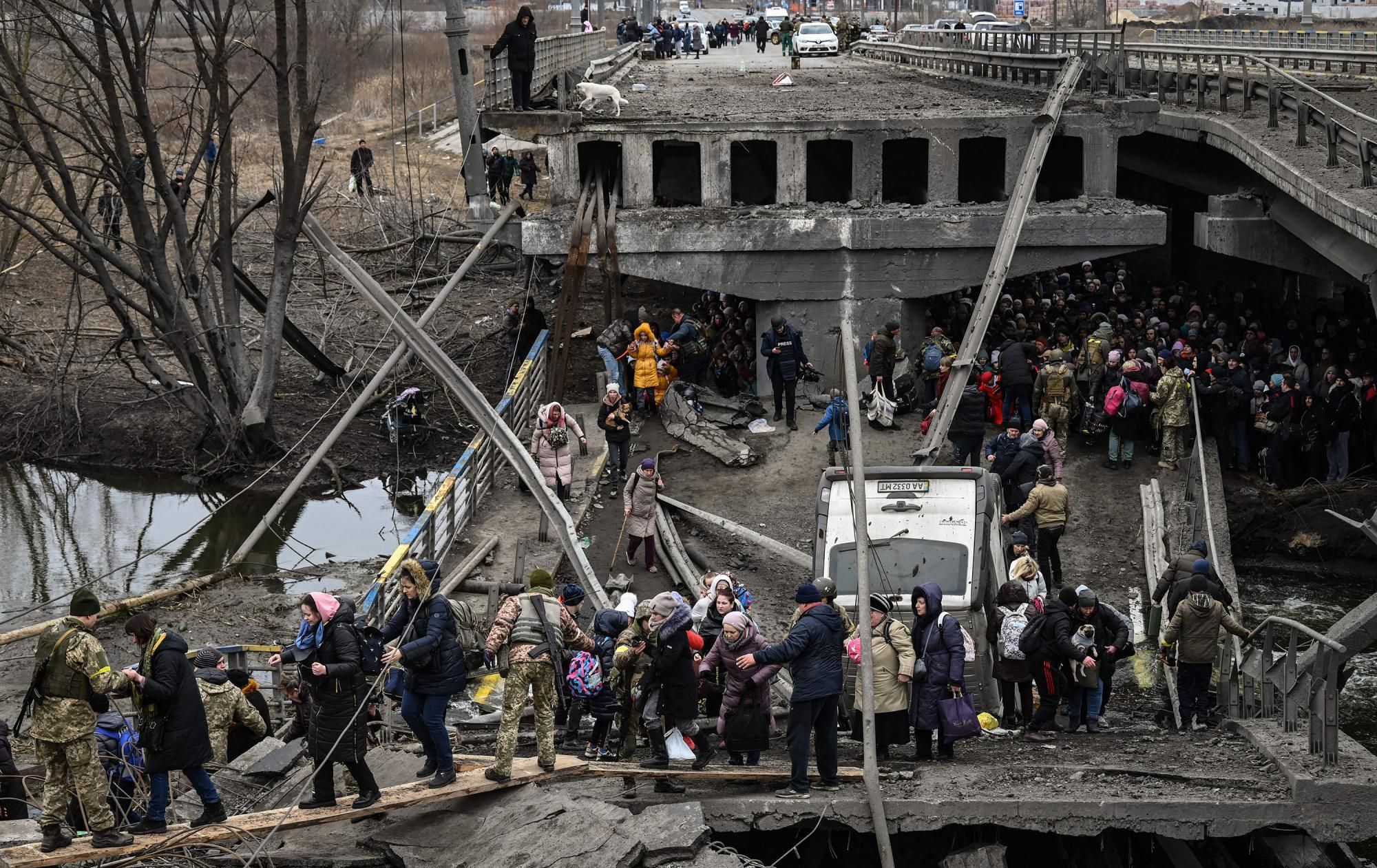 Під час евакуації з Ірпіня тривали обстріли: 4 людей загинуло, серед них дитина - 24 Канал