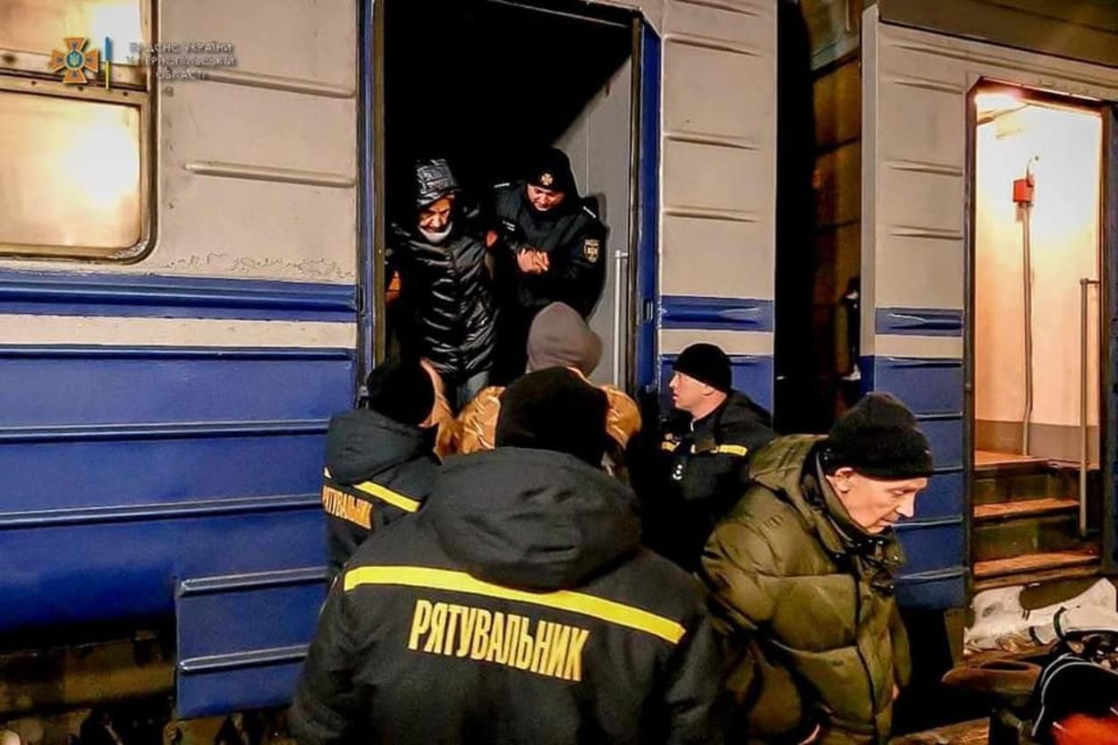 Потяги з евакуйованими прибувають до Тернополя: промовисті фото з вокзалу - 24 Канал Потяги з евакуйованими прибувають до Тернополя: промовисті фото з вокзалу - 24 Канал