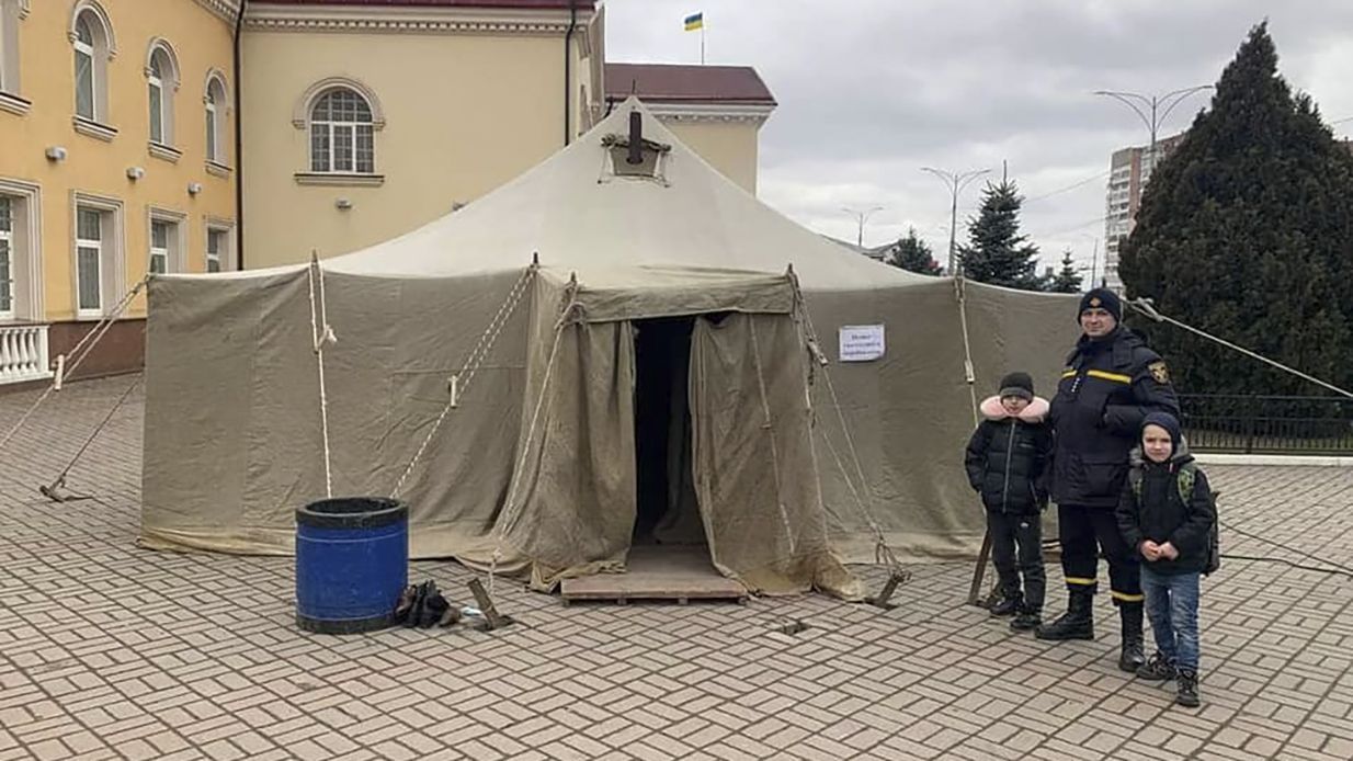 У Вінниці біля залізничного вокзалу встановили 2 намети для біженців - 24 Канал