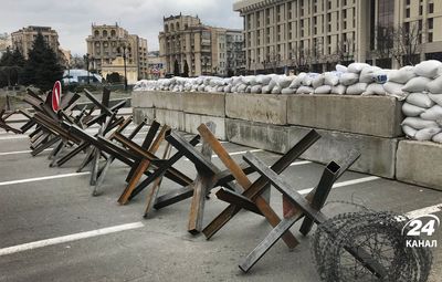 Ежи, баррикады и пустые улицы: как выглядит Киев в условиях войны – эксклюзивный репортаж