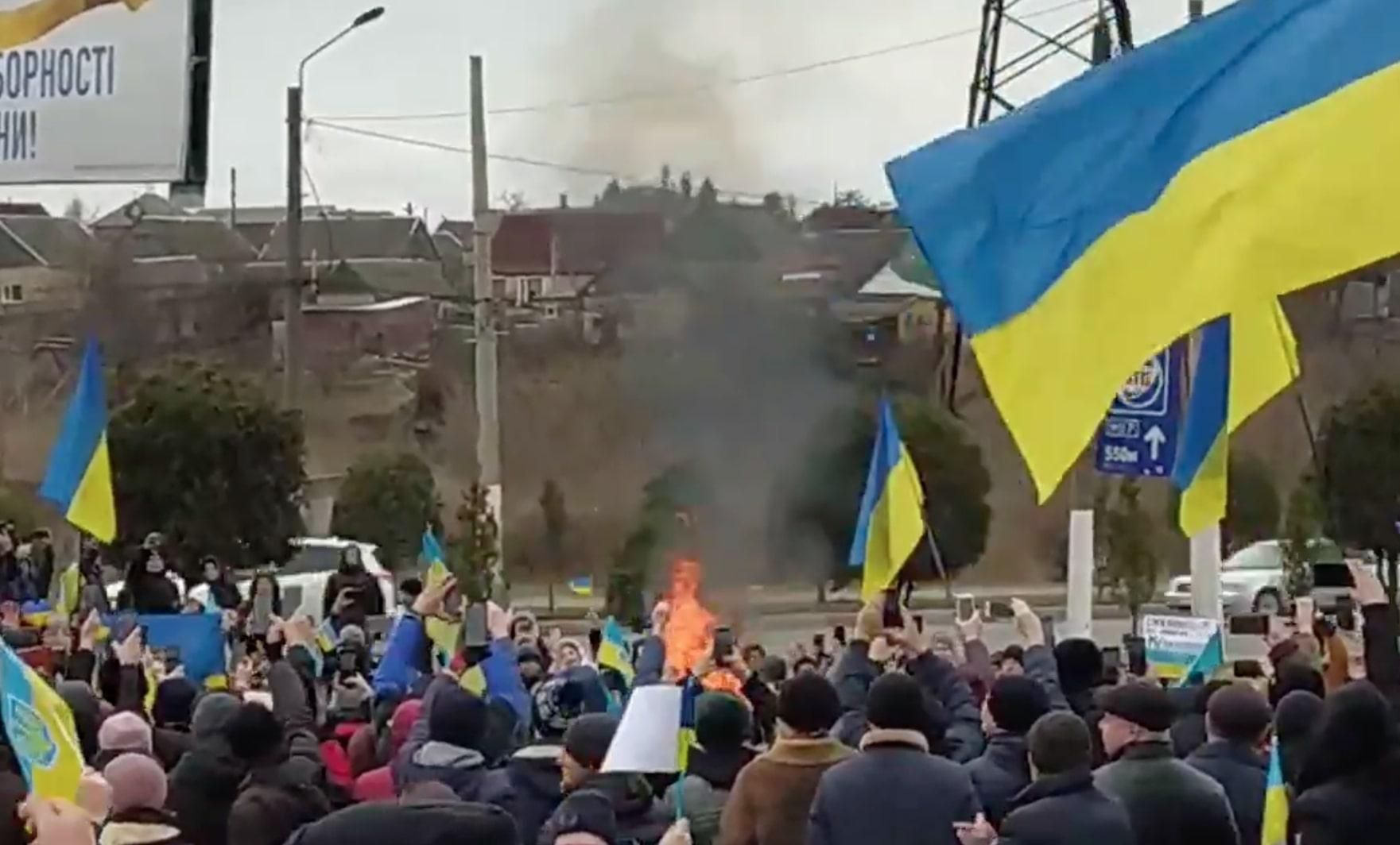 Під оплески та радісні вигуки: на мітингу в Мелітополі спалили опудало Путіна – яскраве відео - 24 Канал