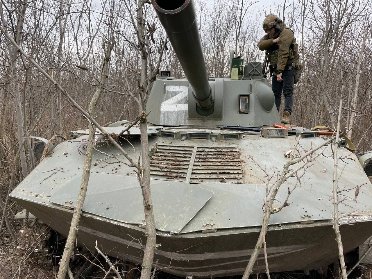 Під Миколаєвом окупанти просто покидали техніку серед поля й повтікали: цікаве відео - 24 Канал