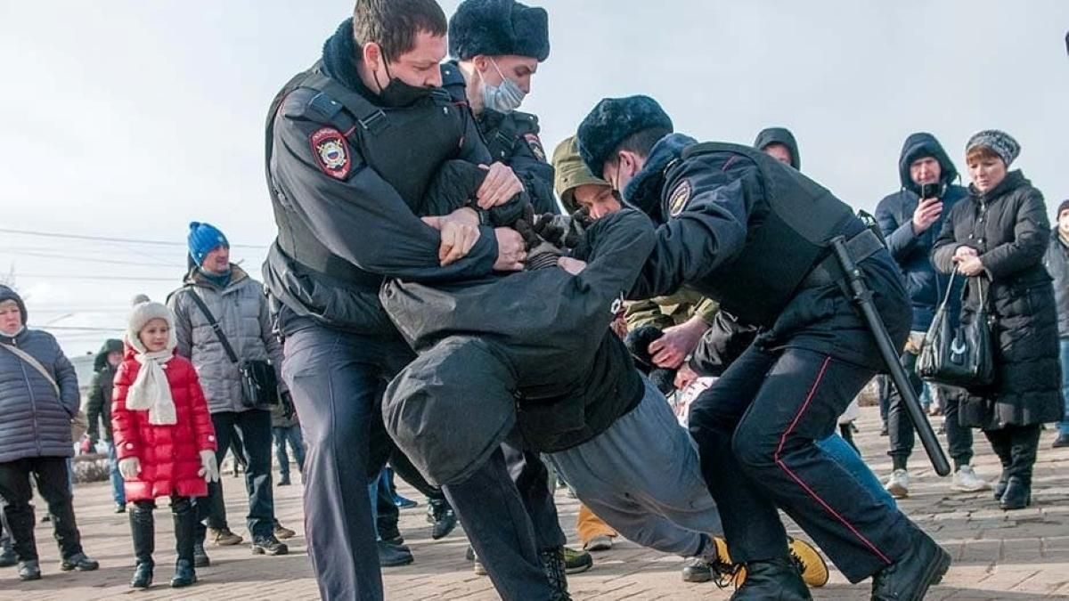 У Росії на протестах проти війни затримали вже понад 4500 людей: у містах проводять обшуки - 24 Канал