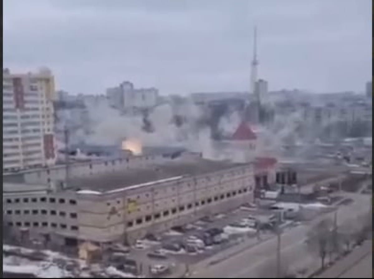 В Харькове оккупанты обстреляли поликлинику МВД, здание ВСУ и жилье