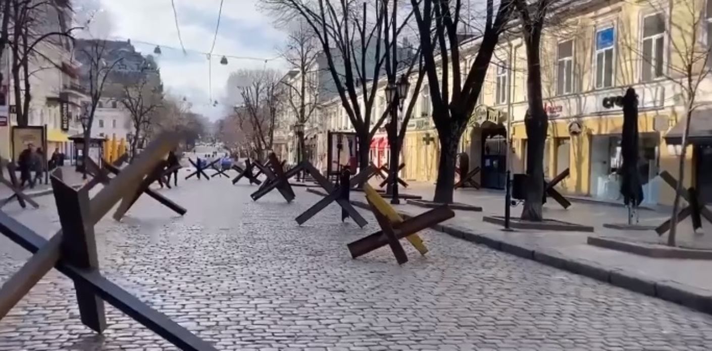 Одеса готова дати відсіч: Дерибасівську заблокували протитанковими їжаками - Одеса Одеса готова дати відсіч: Дерибасівську заблокували протитанковими їжаками - Одеса