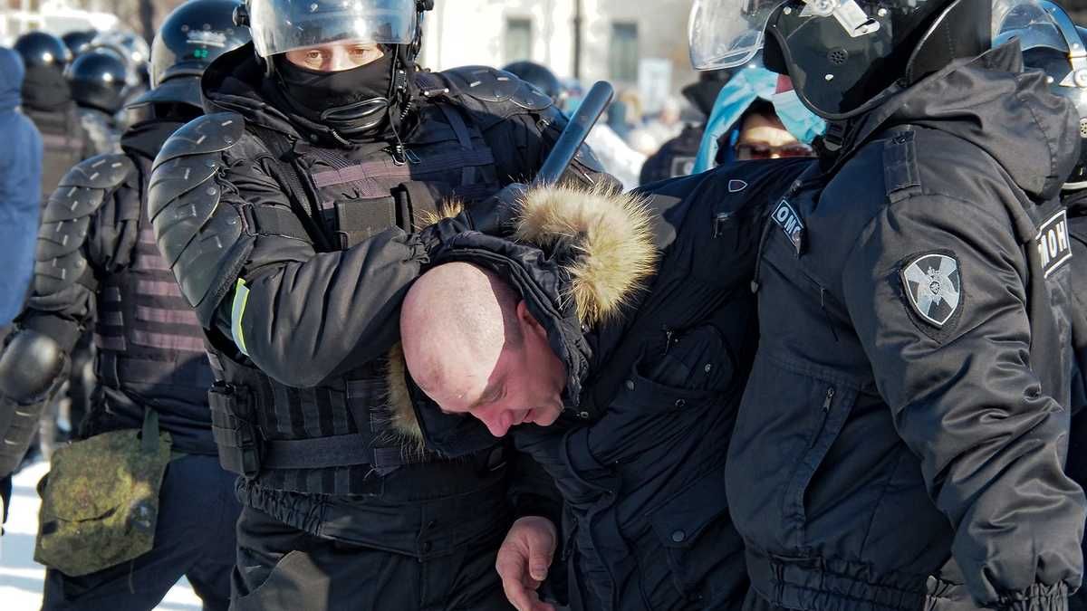 Понад 30 людей у Росії заявили про побиття силовиками на мітингах: відео 18+ - 24 Канал