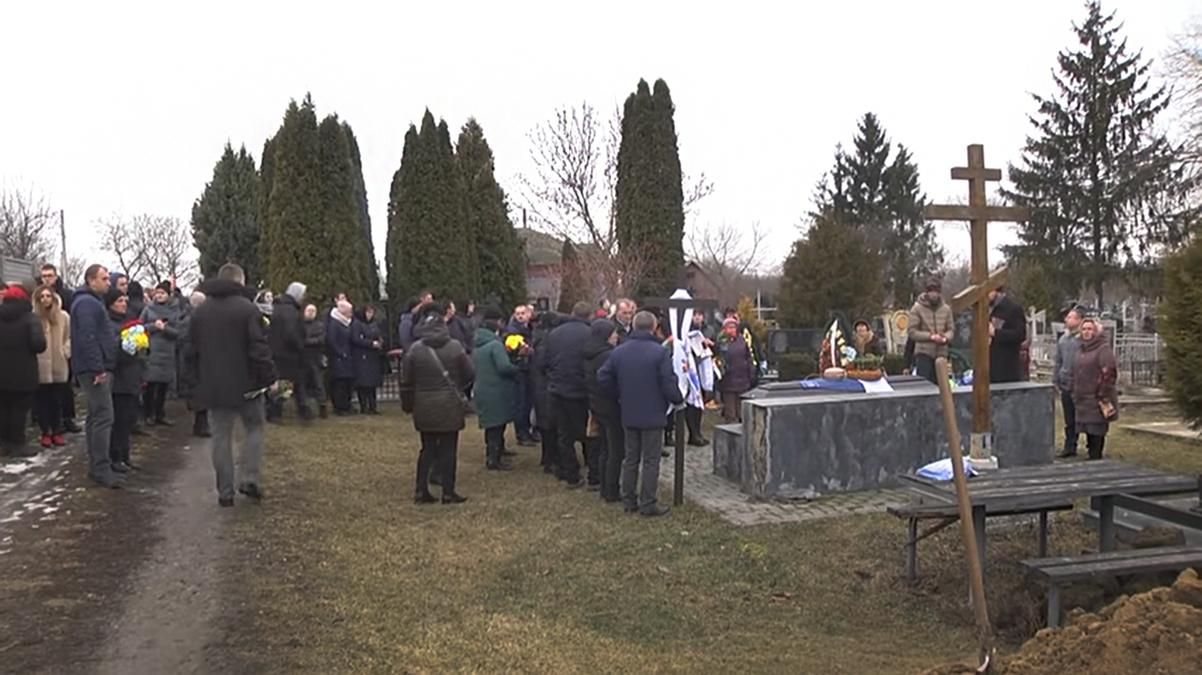 Ракетные обстрелы россиян в Винницкой области помешали прощанию с погибшим героем Ракетные обстрелы россиян в Винницкой области помешали прощанию с погибшим героем