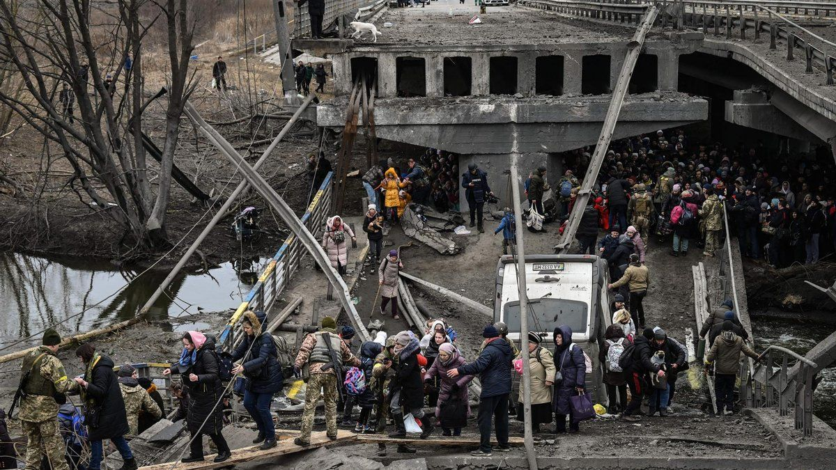 Автівки з надписом "Діти" були простріляні наскрізь: моторошні деталі евакуації з Ірпеня - 24 Канал