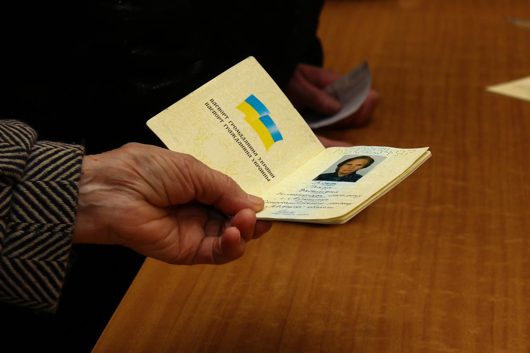 Росіяни штампують українські паспорти для диверсантів у захоплених містах, – ЗМІ - 24 Канал