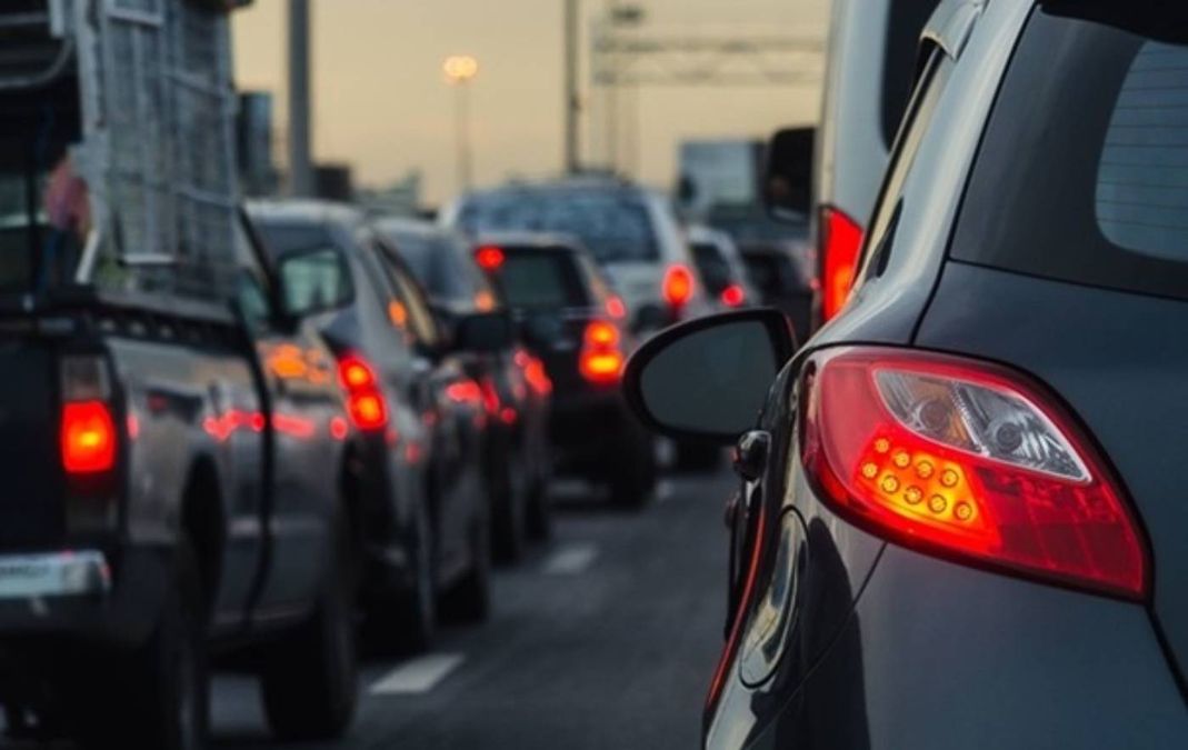 Большой поток автомобилей Большой поток автомобилей