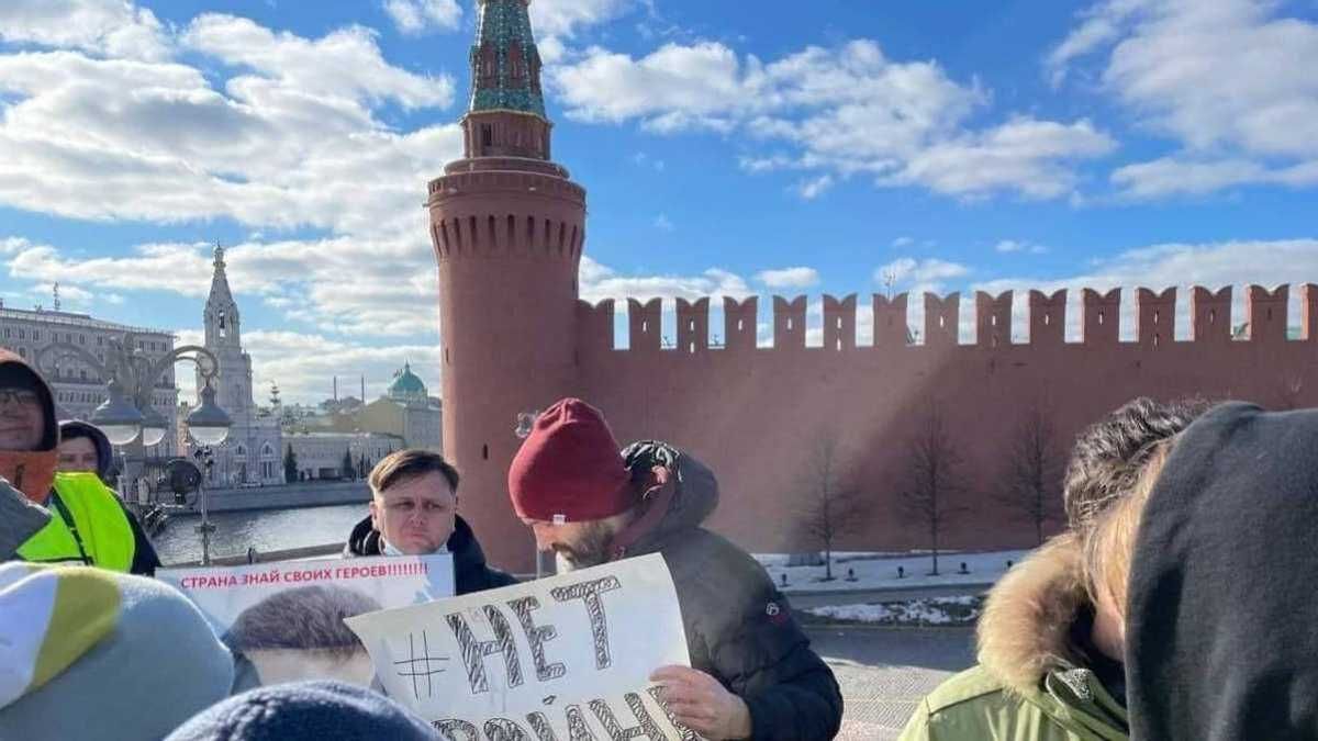 Россиянам на митингах предлагают использовать бело-сине-белый флаг