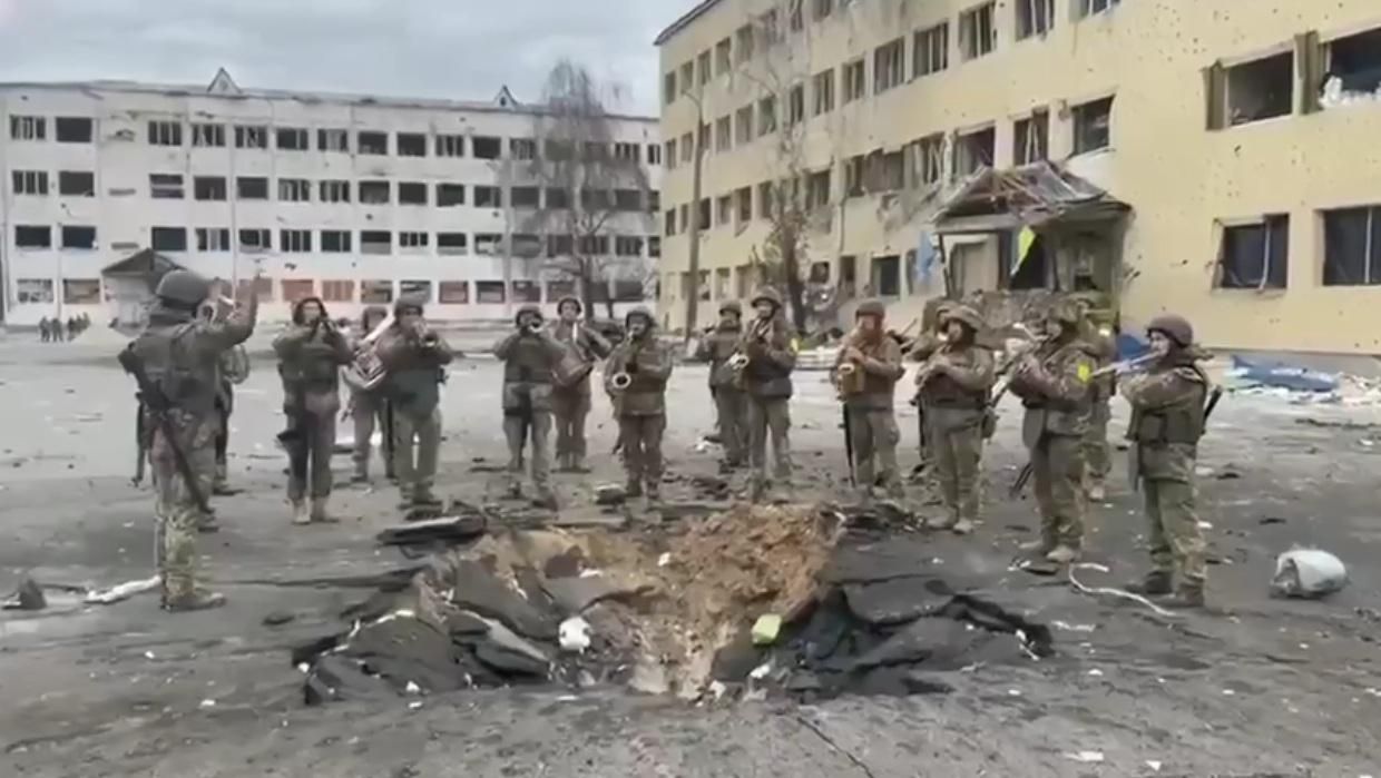 Військові заграли гімн на місці, де впала бомба: потужне відео - 24 Канал