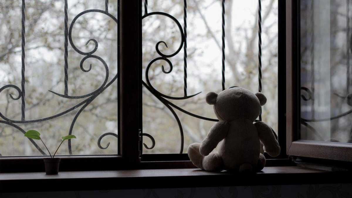 К Белому дому несут игрушки и фото детей, погибших от рук России