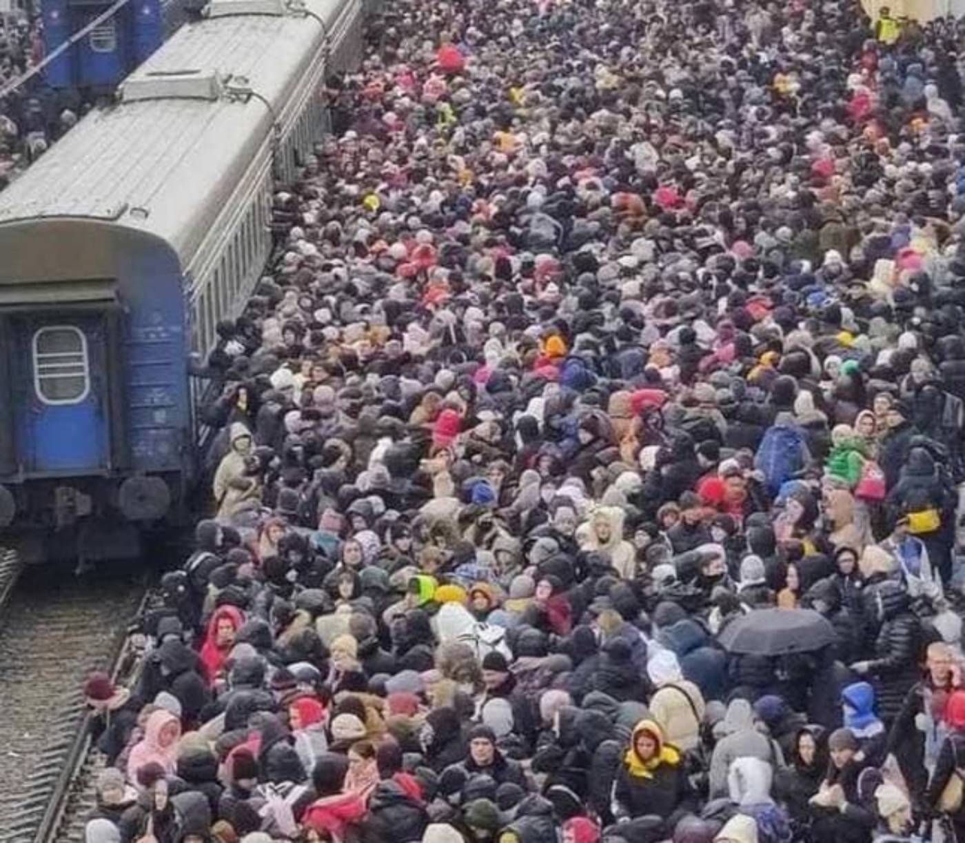 Харків рятується від "рятувальника" Путіна: фото переповненого залізничного вокзалу - 24 Канал