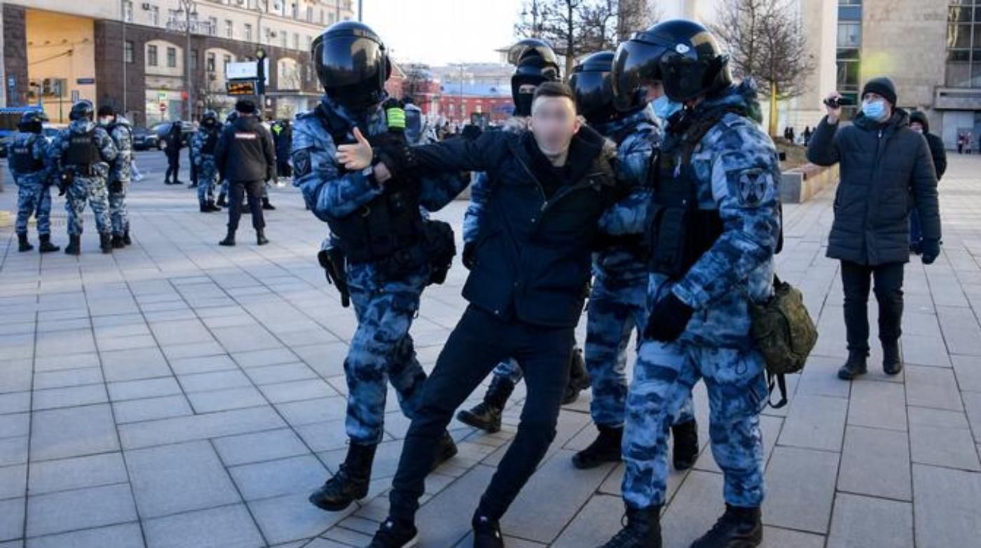 "Погрожую розправою" і "Путін на нашому боці": розмови російських силовиків із мітингувальниками - 24 Канал