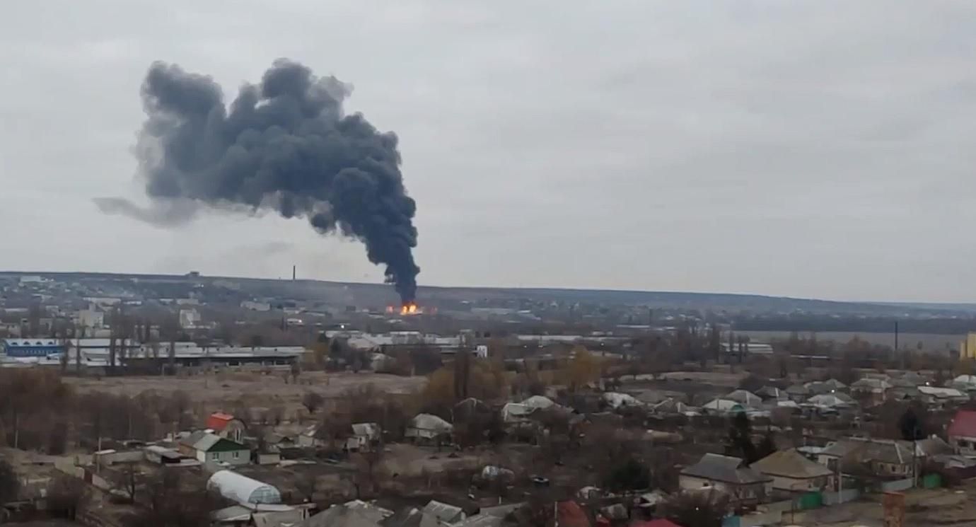 В окупованому Луганську повідомляють про сильний вибух: ймовірно горить нафтобаза - 24 Канал