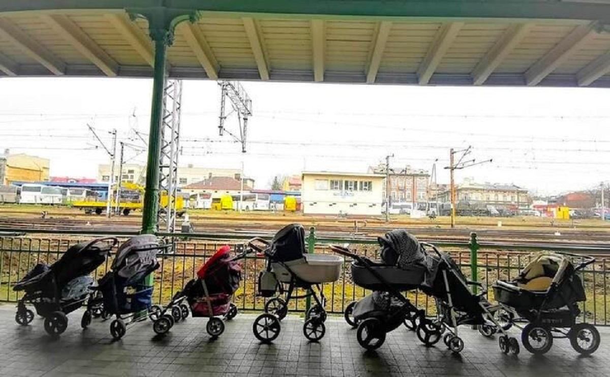 На вокзалах у Польщі залишають дитячі коляски для українських біженок з дітьми - 24 Канал