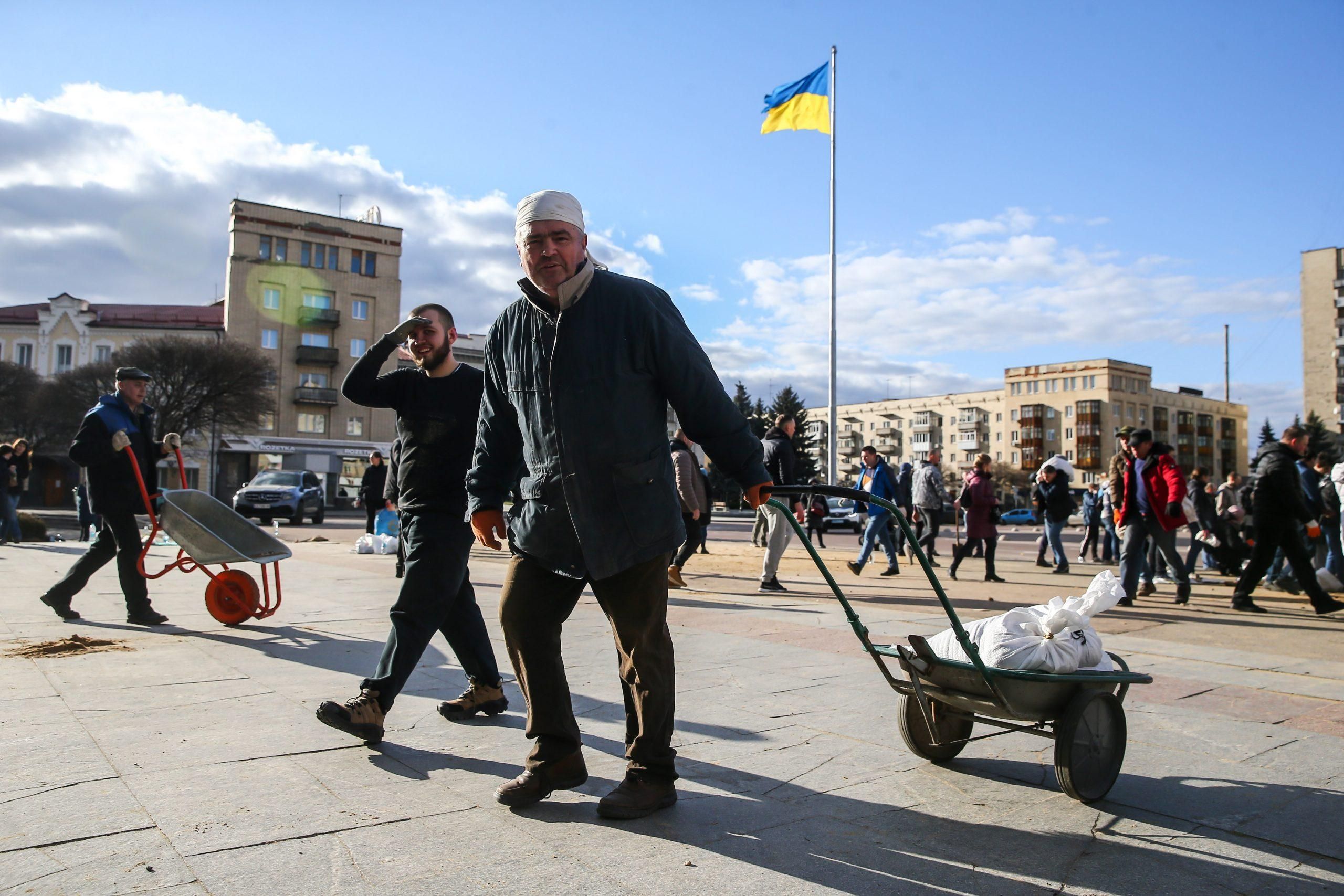 Униан новости украины на русском языке сегодня. Фото людей на улице. Украина люди. Путин на улице. Баррикады в Киеве.